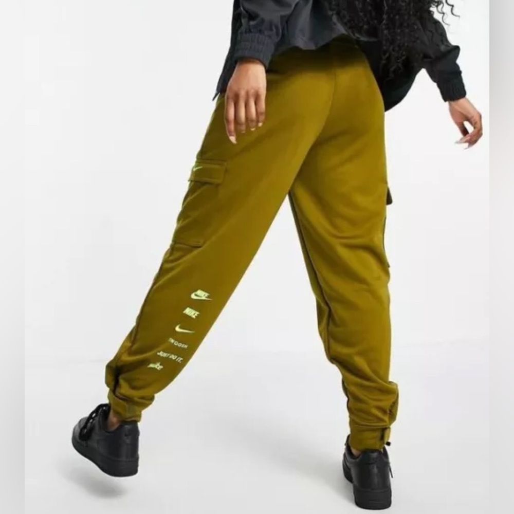 New! Nike Swoosh Utility Pocket Sweatpants Size Small Khaki Green Standard Fit